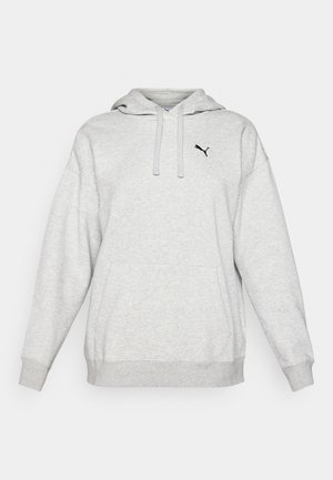 Hoodie en polaire grise avec une poche kangourou, capuche ajustable à cordon et un petit logo noir sur la poitrine. Coupe décontractée avec des manches longues.