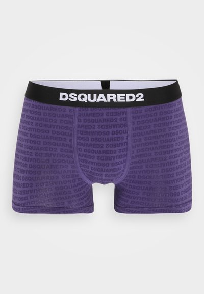 Fioletowe slipy bokserskie z powtarzającym się wzorem logo "DSQUARED2" na całej powierzchni. Posiadają czarny elastyczny pas, co zapewnia dodatkowy komfort.