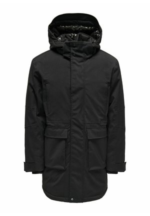 Musta eristetty parka-takki huppulla, jossa on neljä etutaskua, napitus ja sileä matta pinta.