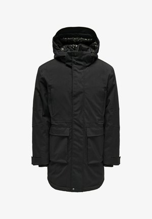 Svart isolerad parkajacka med huva, som har fyra framfickor, tryckknappsstängning och en slät matt yta.