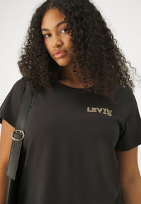 Levi's® Plus PERFECT - Apdrukāts T-krekls - mosaic animal caviar