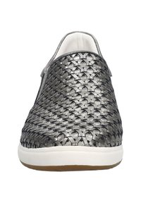 Metalické šedé pletené nazouvací boty s hladkým povrchem, bílé gumové podrážky a minimalistickým designem. Mají kulatou špičku a nízký profil.