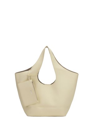 Beige leren tote tas met brede handvatten en aangehechte rechthoekige ritstass, rechtopstaand op een witte achtergrond.