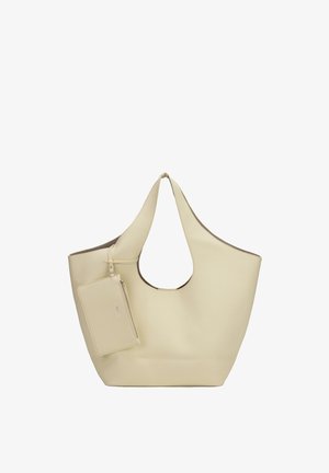 Beige leren tote tas met brede handvatten en aangehechte rechthoekige ritstass, rechtopstaand op een witte achtergrond.