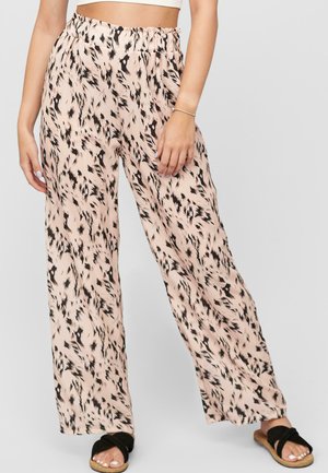 Pantaloni largi de culoare roz deschis, cu un model abstract negru, având un tiv elastic și un material texturat. Asortați cu sandale dark.