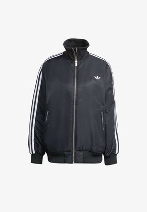 Čierna zipová bunda vyrobená z lesklého materiálu, s bielymi vertikálnymi pruhmi na rukávoch, s rebrovanými manžetami, vysokým golierom a malým logom na hrudi.