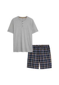 Graues Kurzarm-Henley-Shirt mit drei Knöpfen, kombiniert mit navyblauen Karotten-Shorts, die helle blaue, braune und weiße Akzente aufweisen.