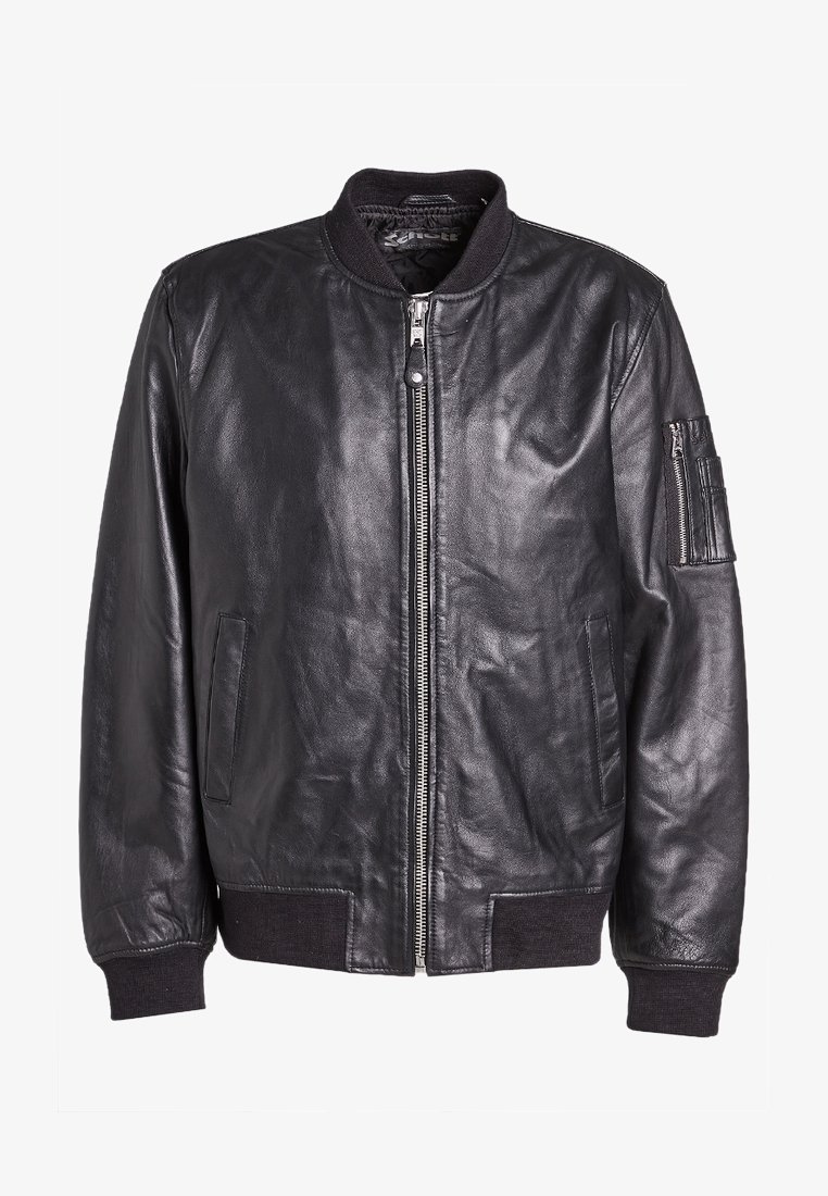 Veste bomber en cuir noir avec fermeture éclair à l'avant, col, poignets et ourlet côtelés, deux poches latérales et une poche zippée sur la manche gauche.