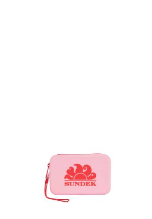 Pochette rettangolare rosa da polso con logo rosso sole e onde e scritta "SUNDEK", con cerniera rossa e cinturino da polso staccabile.
