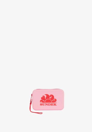 Pochette rettangolare rosa da polso con logo rosso sole e onde e scritta "SUNDEK", con cerniera rossa e cinturino da polso staccabile.
