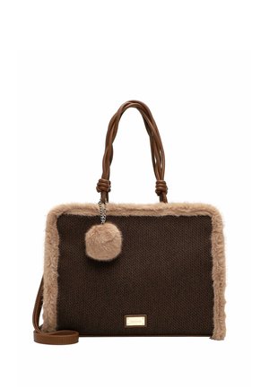 Borsa rettangolare marrone con bordo in pelliccia sintetica marrone chiaro e pon pon, manici intrecciati e piccolo dettaglio con catena su sfondo bianco.