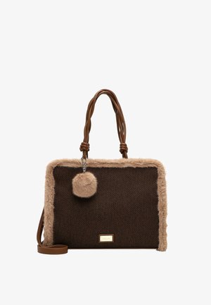 Borsa rettangolare marrone con bordo in pelliccia sintetica marrone chiaro e pon pon, manici intrecciati e piccolo dettaglio con catena su sfondo bianco.