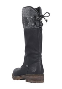 Bota de cuero negro hasta la rodilla con cuello de fieltro gris, herrajes decorativos, suela texturizada y detalle de costura en contraste.