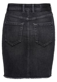 Falda de denim negra con dobladillo deshilachado, diseño de cinco bolsillos y parche de marca en la parte trasera. Presenta una silueta ajustada y detalles de costura en la parte posterior.