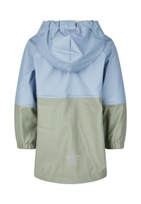 Zweifarbiger Kinderregenmantel mit einer hellblauen Kapuze und Oberteil, salbeigrünem Unterteil, elastischen Bündchen und einem Sternmotiv auf dem Rücken.