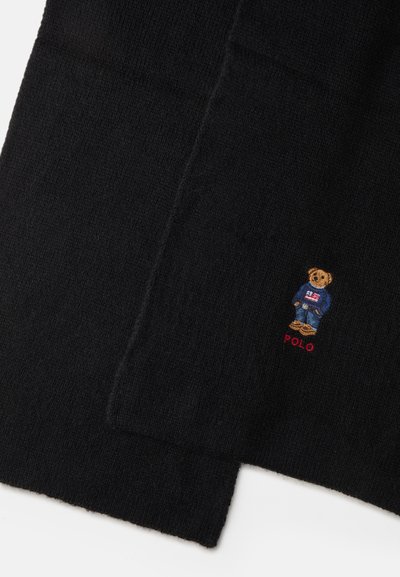 Μαύρο πλεκτό κασκόλ με μαλακή υφή, διακοσμημένο με κεντητή αρκούδα που φοράει μπλε πουλόβερ και τζιν, με την επιγραφή "POLO" σε κόκκινο χρώμα.
