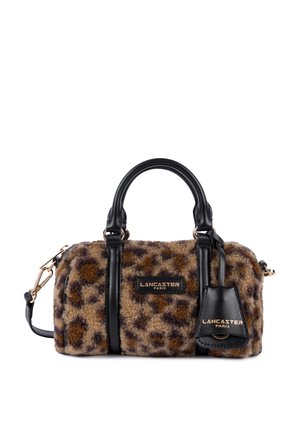 Sac à main à motif léopard avec une texture douce et pelucheuse, accents en cuir noir, doubles poignées et une bandoulière amovible. Détail du logo en or.