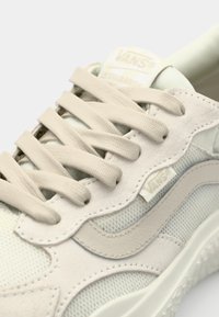 Vans Ultramarange kengät ovat varustettu kevyellä beigellä verkko- ja mokkasiinipäällä, beigeillä nauhoilla ja aaltoilevalla muotoilulla. Kestävä kumipohja.