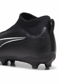 Stivale da calcio nero con una tomaia testurizzata, design elegante, colletto elastico alla caviglia e suola in gomma con tacchetti prominenti per una migliore trazione.