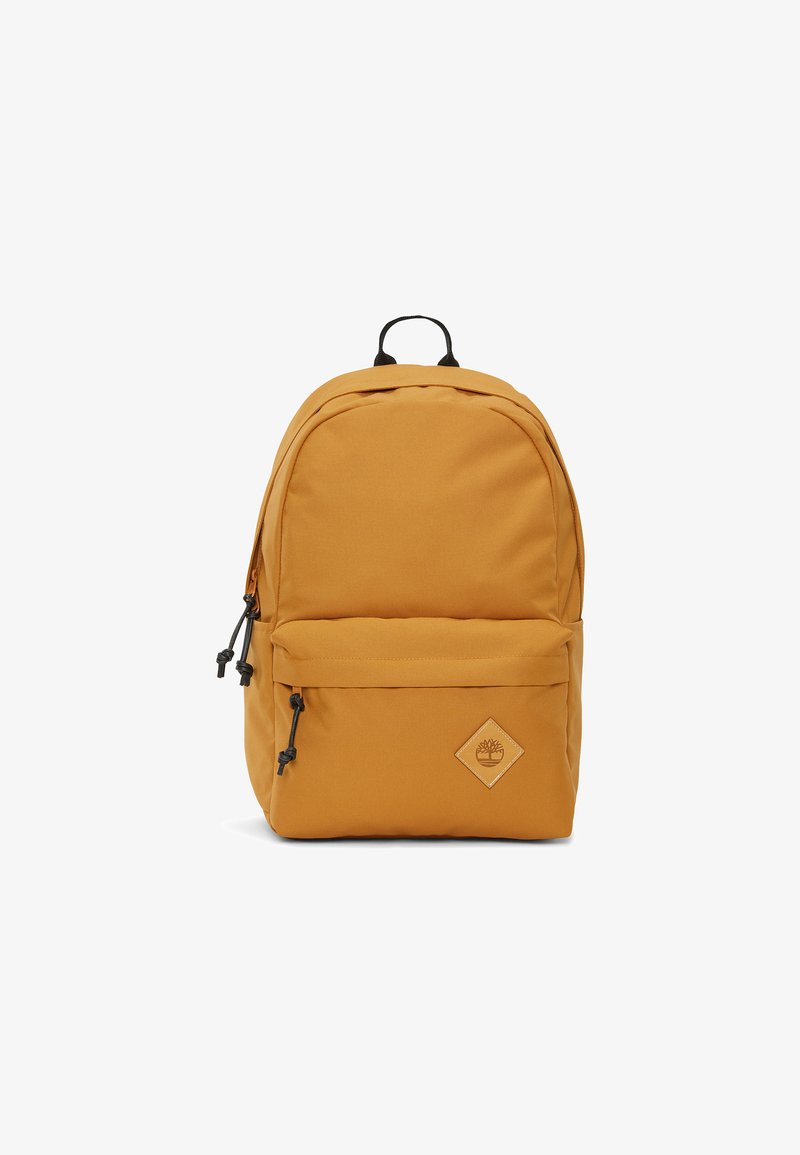 Sac à dos en tissu jaune avec un sommet arrondi, des bretelles noires réglables, une poche frontale et un écusson en forme de diamant.