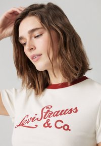 Levi's® ESSENTIAL SPORTY TEE - Printtipaita - archival script egret/sun-dried tomato