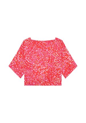 Rote und pink gemusterte, lockere Bluse mit kurzen Ärmeln und weitem U-Boot-Ausschnitt, flach auf weißem Hintergrund präsentiert.