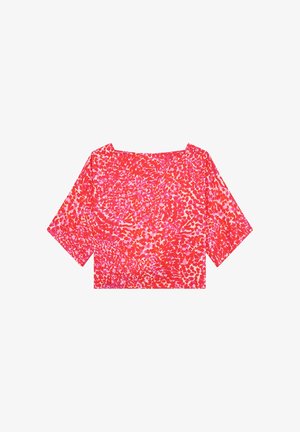 Blusa con maniche corte larghe, dai motivi rossi e rosa, con scollo a barca largo, esposta distesa su uno sfondo bianco.