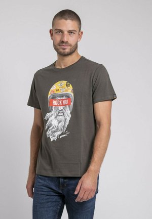 T-shirt gris à manches courtes avec un design graphique d'une figure barbu portant un casque jaune avec des logos et le texte "ROCK YOU."