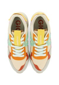 Baskets colorées avec un mélange de crème, d'orange, de vert pâle et d'accents roses. Matériaux légèrement texturés avec un design audacieux et des lacets.