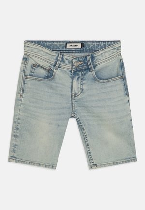 Lyseblå falmet denimshorts med knap foran, bæltestropper, forlommer og møntlomme samt label inde i linningen.