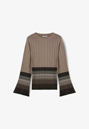 Maglione a coste di colore marrone metallico con maniche a campana. Presenta un design a gradiente che va dal chiaro allo scuro, passando dal beige al nero.