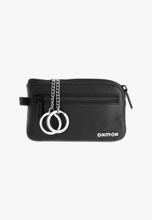 Pochette en cuir noir avec fermeture éclair à l’avant, deux anneaux porte-clés argentés sur chaînes, et logo « oxmox » en bas à droite.