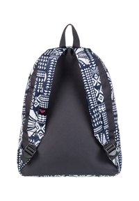 Námorný batoh s bielymi geometrickými vzormi, nastaviteľnými čiernymi popruhmi a hornou rukoväťou. Má odolnú tkaninu a hladkú textúru.