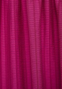 Kankaan kankaan fuksia, jossa on pystysuorat raidat, läpinäkyvä joillakin alueilla, luoden kerroksellisen ulkonäön. Pehmeä ja kevytrakenne.