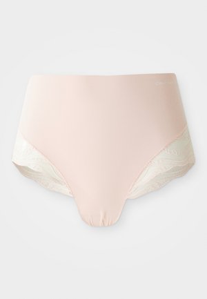 Chiloți în nuanță roz pal, cu talie înaltă, față netedă, dantelă pe laterale și textură moale. Prezintă logo-ul mărcii pe banda de talie.