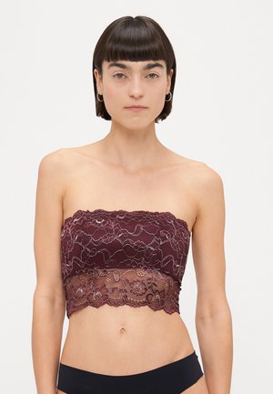 Burgundijas mežģīņu bandeau tops ar ziedu rakstu, viļņotām malām un caurspīdīgas sietspiedes detaļām, izstrādāts bez lencēm, lai nodrošinātu pieguļošu siluetu.