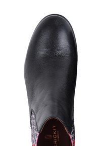 Czarna skórzana półbuty o gładkim, błyszczącym wykończeniu. Posiadają niski krój i kolorową, wzorzystą tkaninę po boku, podkreślającą ich unikalny design.