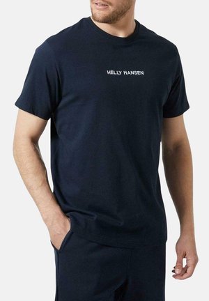 Tumši zila kokvilnas T-kreklis ar īsām piedurknēm un noapaļotu kakla izgriezumu. Uz krūtīm ir izdrukāts balts teksts "HELLY HANSEN".