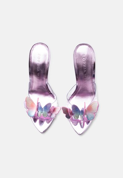 Μεταλλικά ροζ mules με ψηλό τακούνι και διαφανείς λουράκια διακοσμημένα με παστέλ πολύχρωμες τρισδιάστατες πεταλούδες.