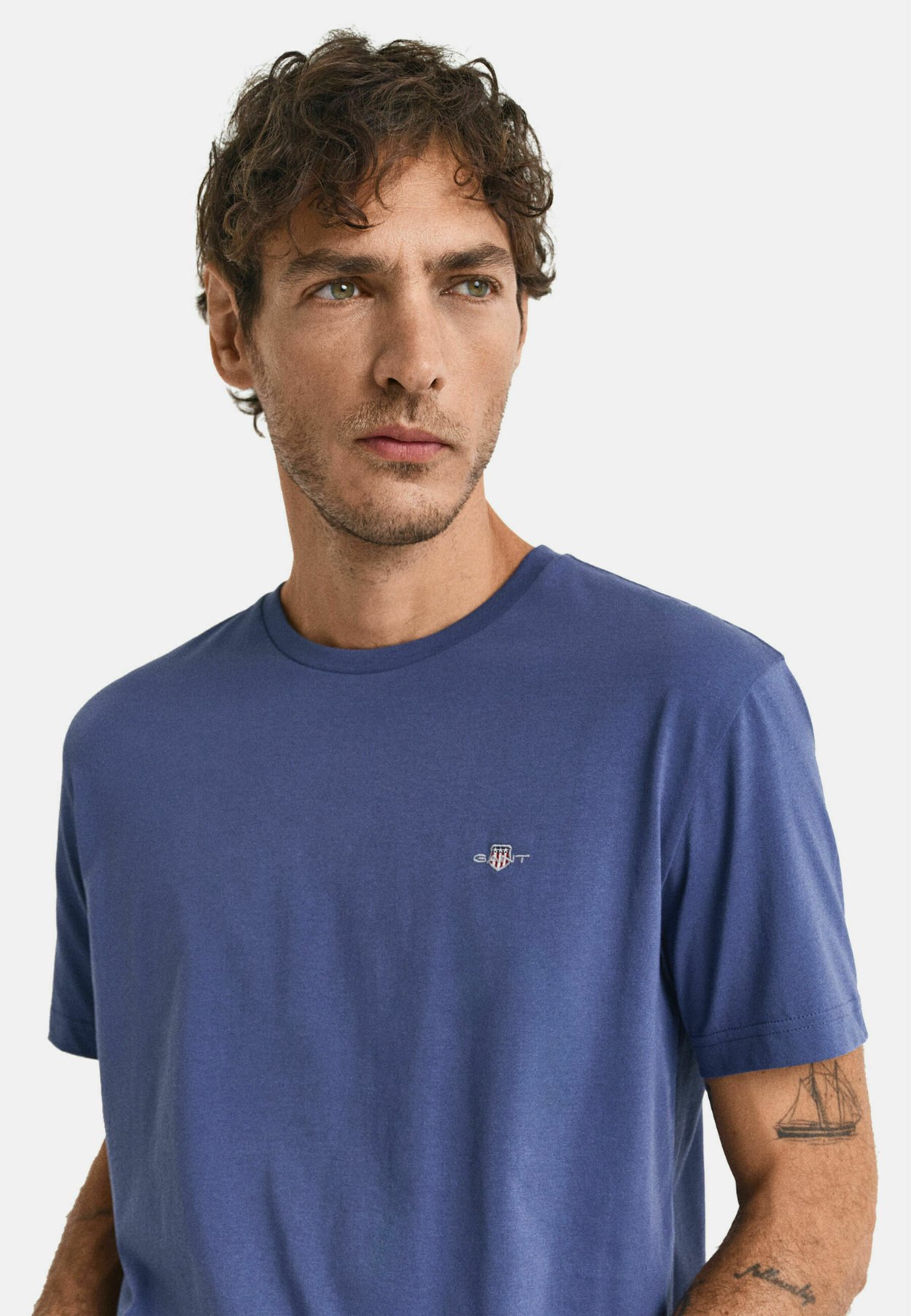 REG SHIELD SS T-SHIRT