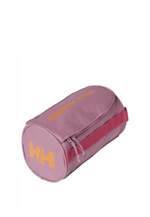Neceser cilíndrico rosa con texto amarillo "Helly Hansen", cierre de cremallera doble y asa lateral rosa para llevar.