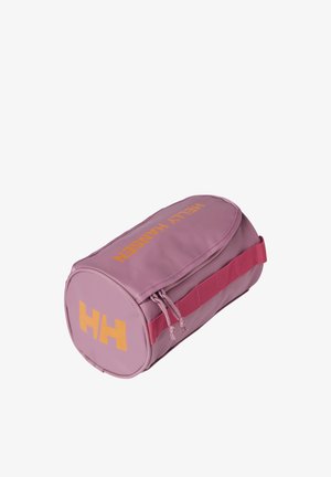 Neceser cilíndrico rosa con texto amarillo "Helly Hansen", cierre de cremallera doble y asa lateral rosa para llevar.