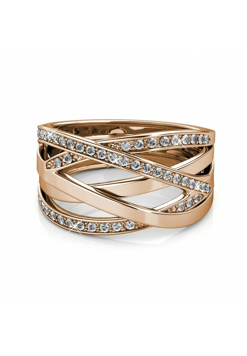 Anello in oro rosa con bande intrecciate, decorato con cristalli trasparenti lungo la parte superiore, creando un design geometrico a strati.