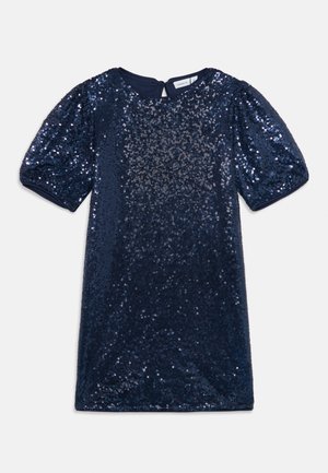 Robe à manches courtes bleu marine couverte de sequins avec un col rond et une petite ouverture avec bouton à l'arrière.