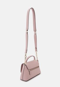 Różowa torebka o wyraźnej strukturze z odpinanym łańcuszkiem oraz gładką fakturą. Posiada przednią kieszeń na zamek błyskawiczny oraz czarne wykończenia.