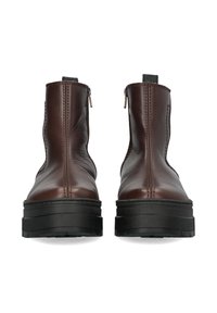 Braune Leder-Stiefeletten mit einer glatten Oberfläche, rückseitigen Reißverschlüssen und einer massiven schwarzen Plateausohle. Stickereien entlang der Seiten.