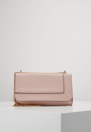 Bolso rectangular en tono rosa empolvado con acabado texturizado y correa de cadena dorada, colocado sobre un pedestal blanco frente a un fondo gris liso.