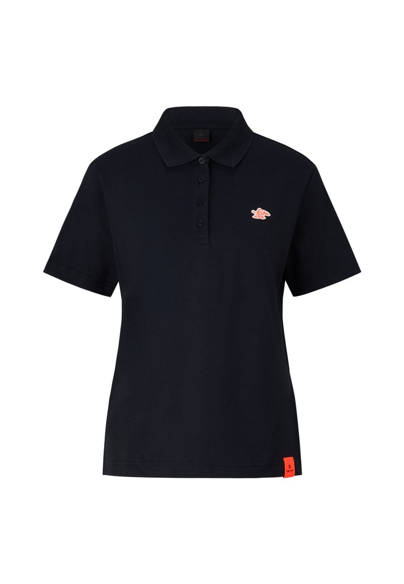 Dunkelblaues Poloshirt aus Baumwolle mit einer Drei-Knopfleiste und einem kleinen roten gestickten Logo auf der linken Brust, ergänzt durch ein orangefarbenes Etikett.