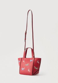 Κόκκινη δερμάτινη γυναικεία τσάντα με μικρά πολύχρωμα μοτίβα αλόγου, κοντές λαβές και μακρύ ρυθμιζόμενο λουρί ώμου σε απλό φόντο.