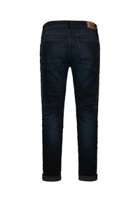 Mørkeblå denimjeans med baglommer og foldede kanter vist bagfra på en hvid baggrund.